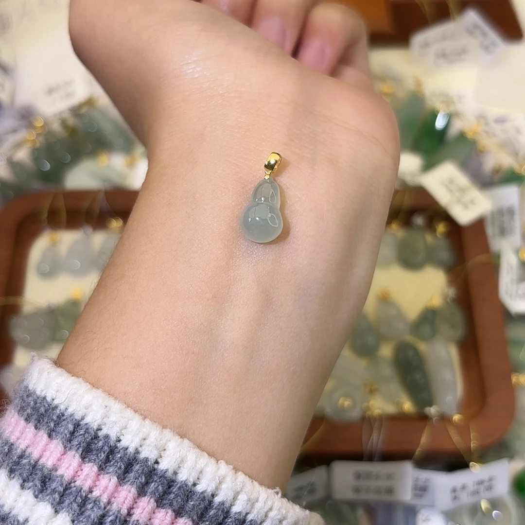 翡翠18K金镶嵌颈饰葫芦