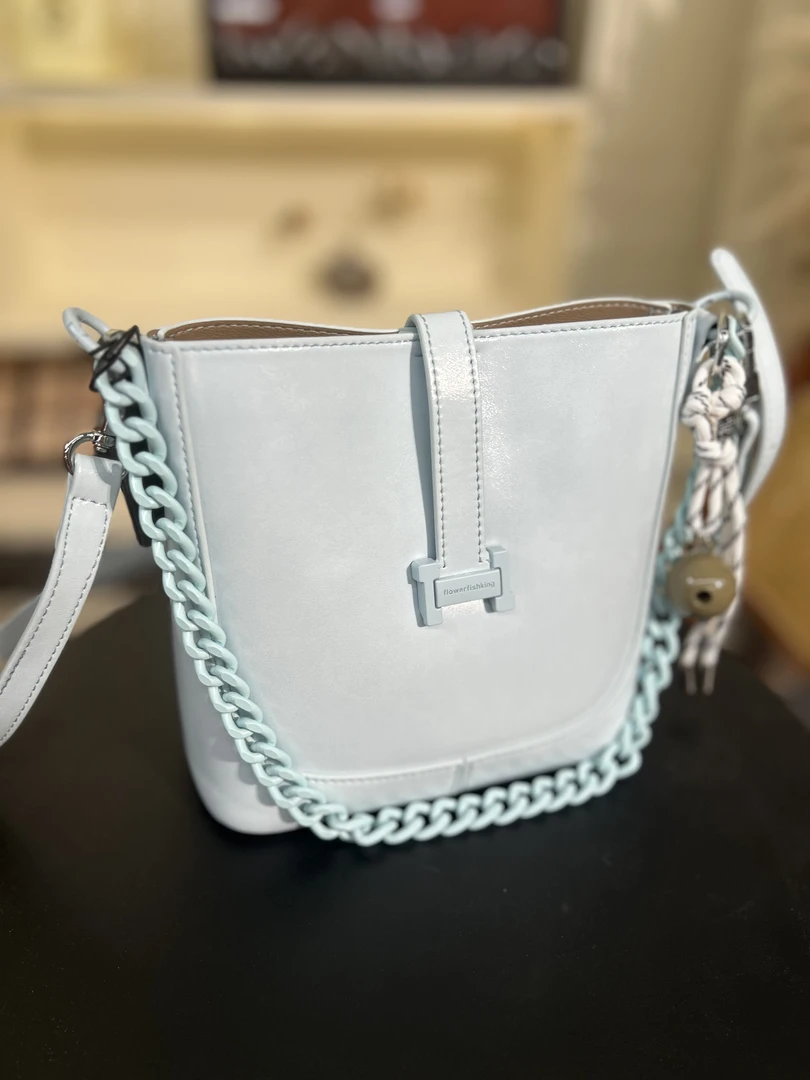 8670 钻石蓝2025新款时尚轻奢单肩斜跨手拿包