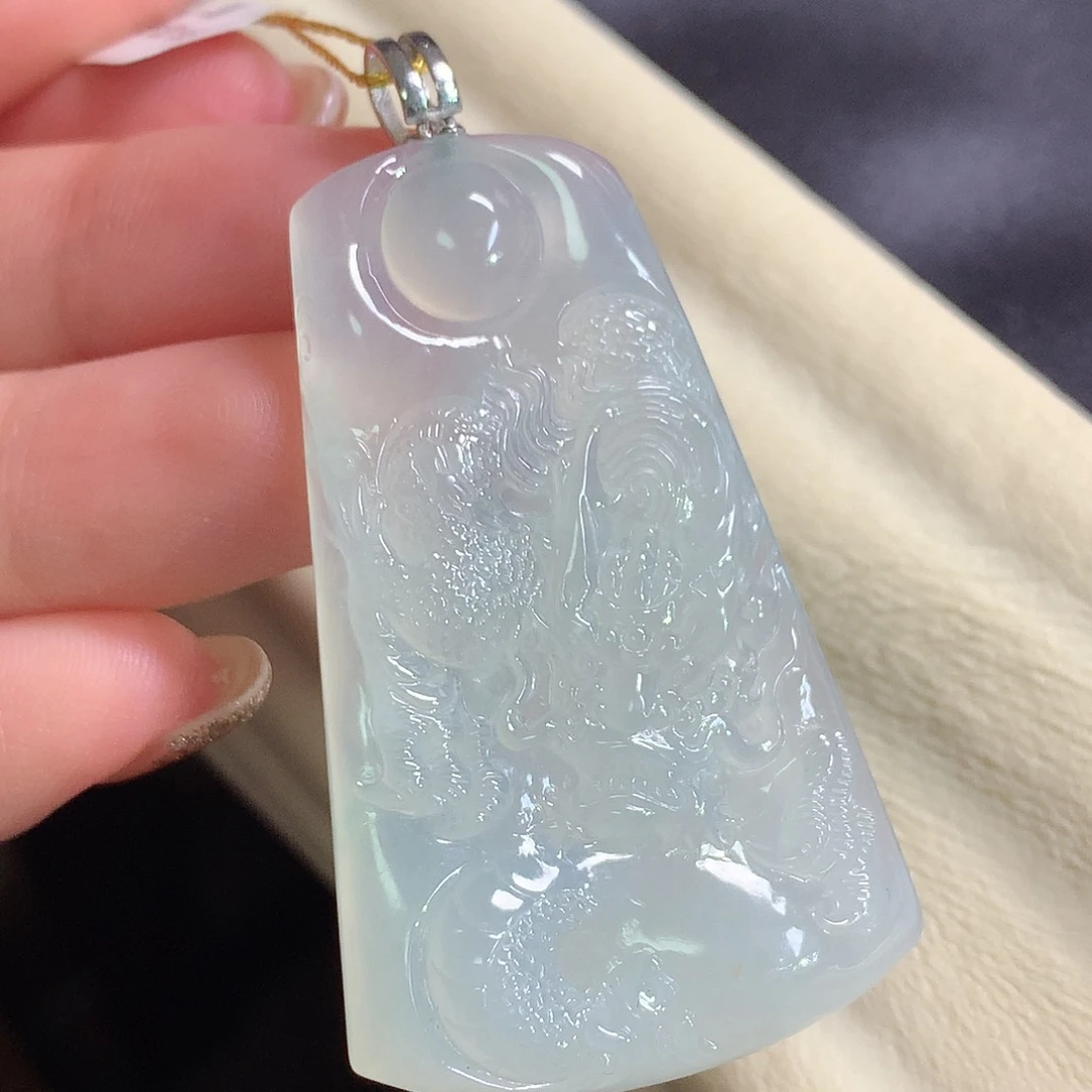 翡翠18K金镶嵌颈饰龙牌