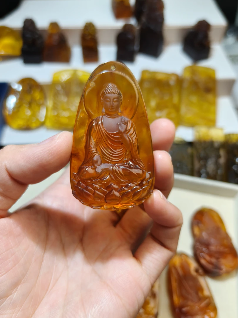 只买单纯的吊坠，没带链子，属的性质。吊坠 天然守护神本命佛吊坠