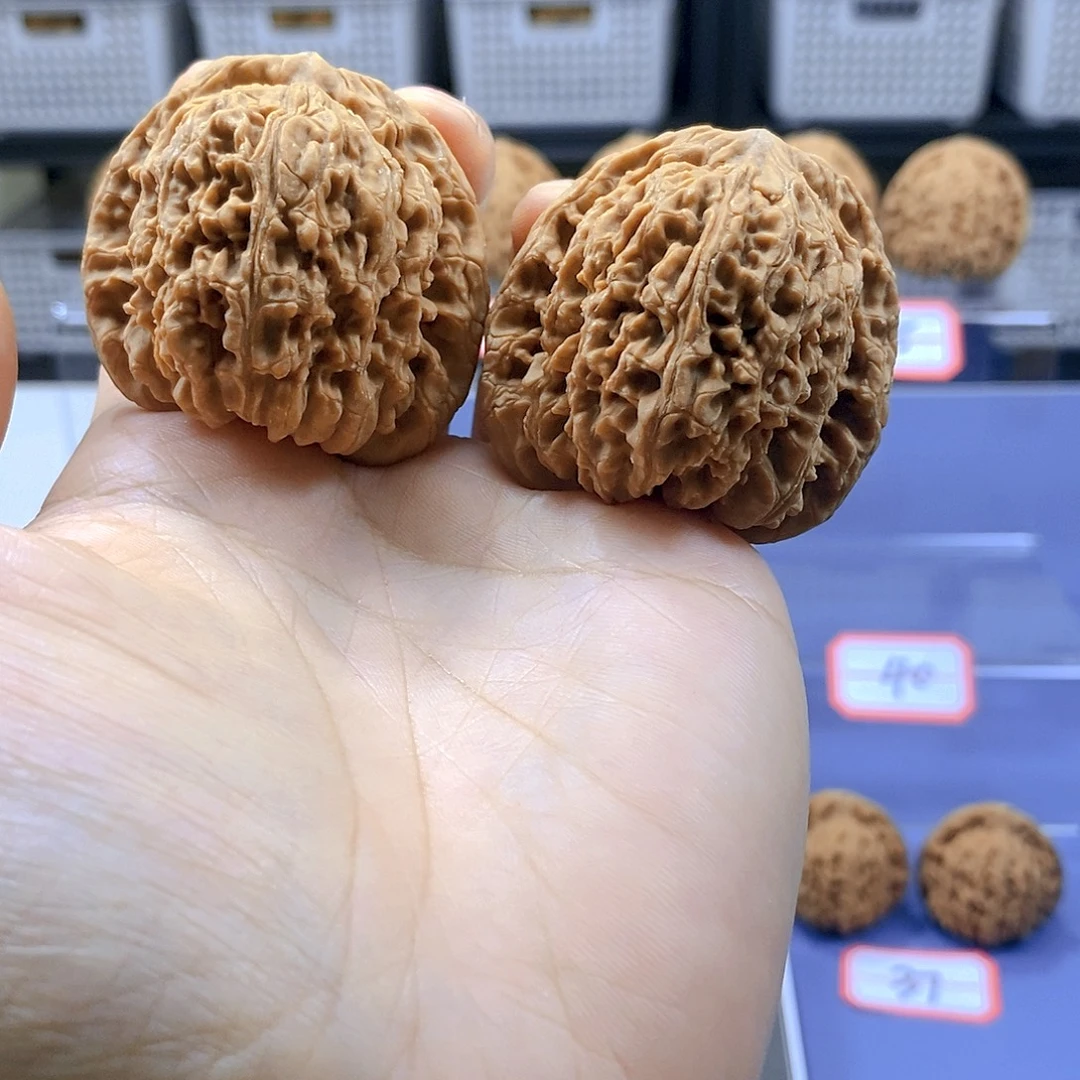 韩***信吊坠文玩核桃南疆石，小黄尖，0.8折