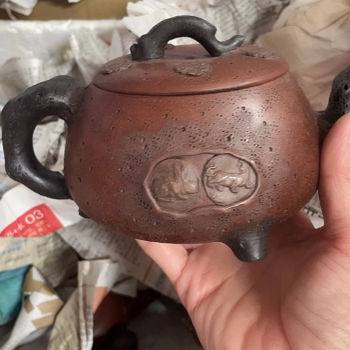 茶壶紫砂原矿泥料，手工制作的一把紫砂壶。