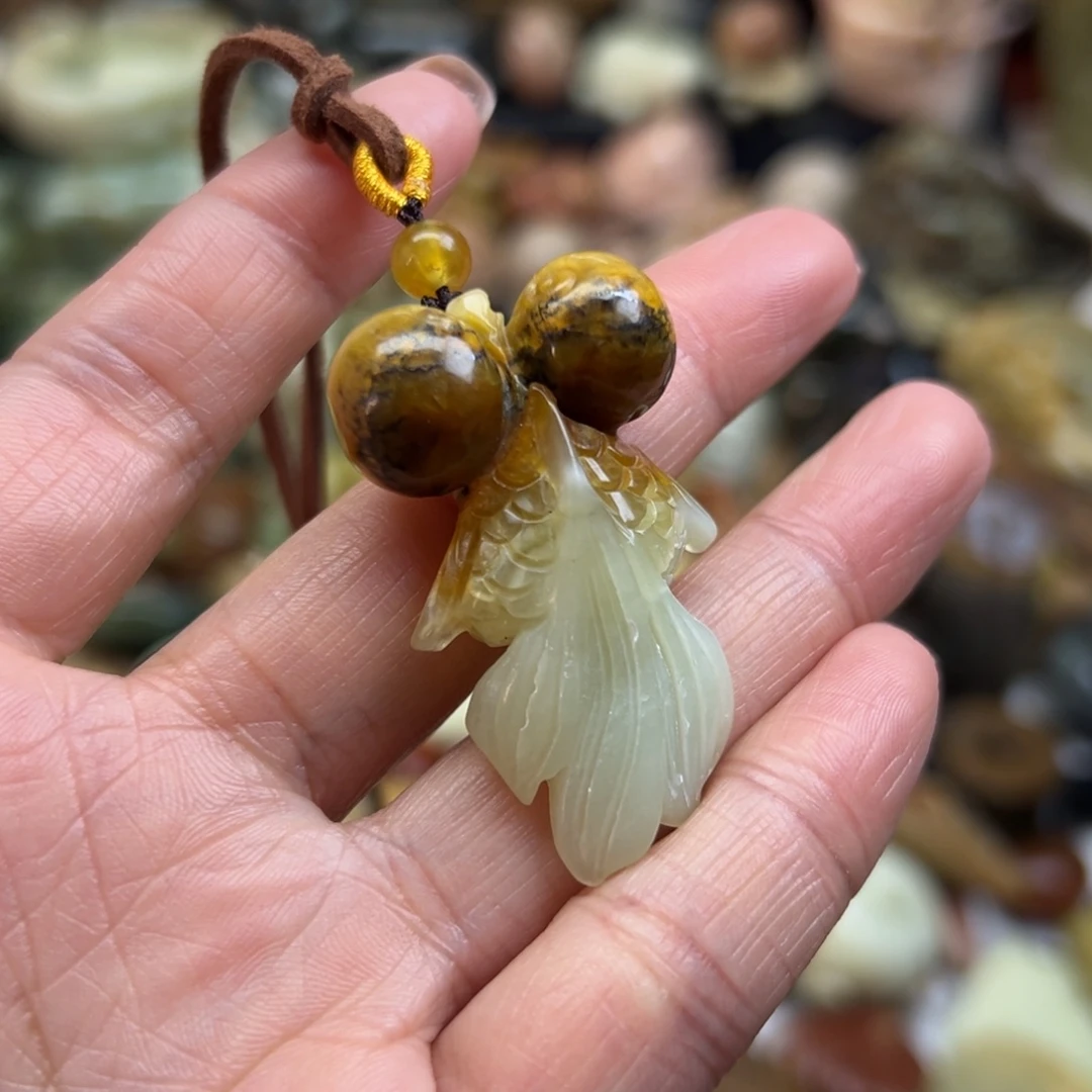 岫玉未镶嵌颈饰花玉金鱼俏色有瑕