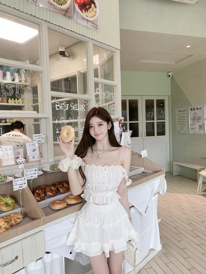 纯欲辣妹性感小白花举巨显白褶皱吊带上衣女+高腰蛋糕裙两件套