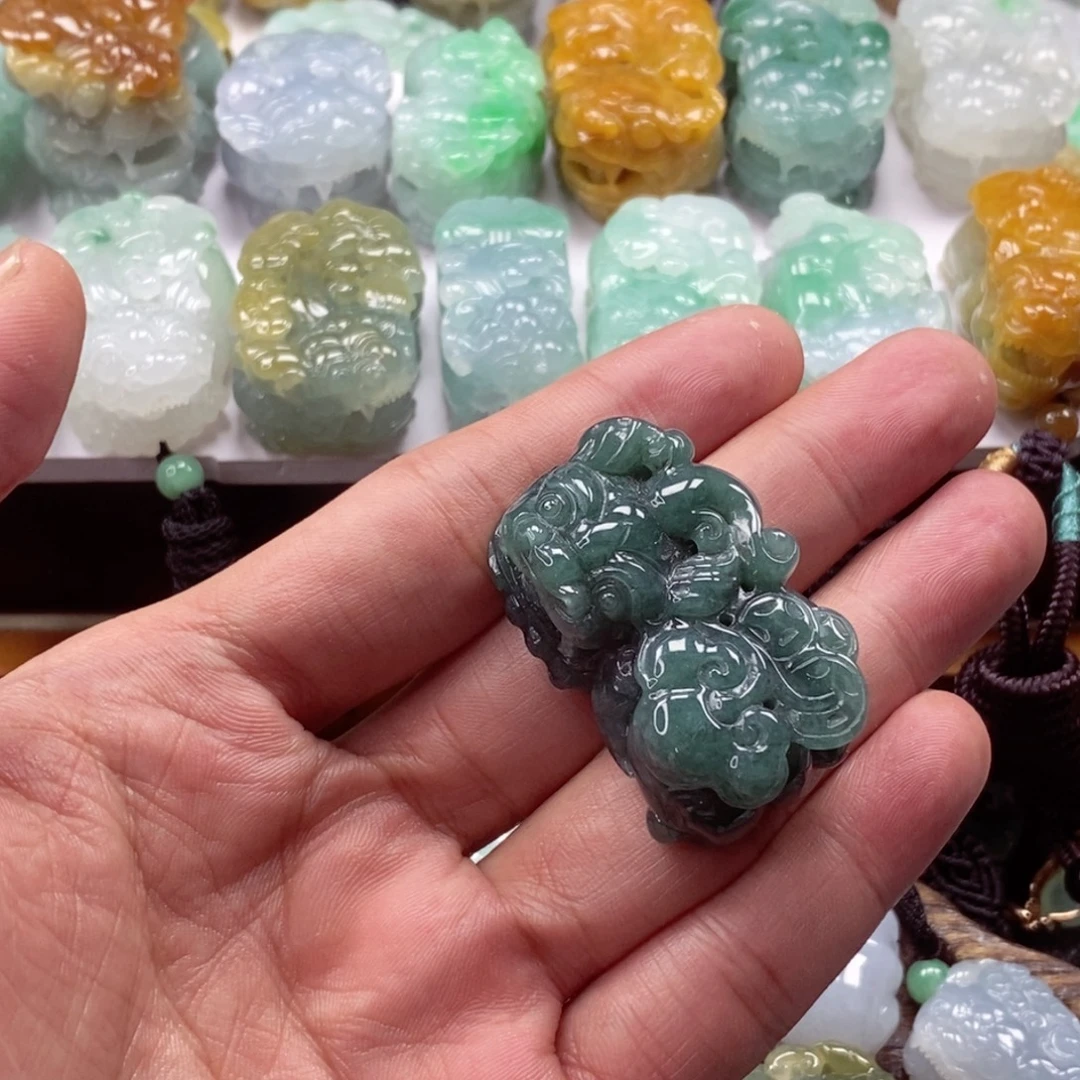 翡翠未镶嵌颈饰貔貅