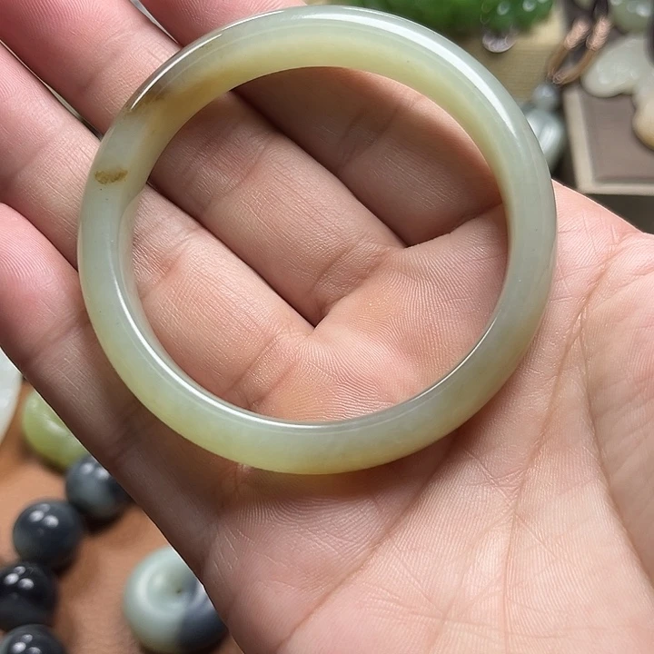 和田玉未镶嵌手镯