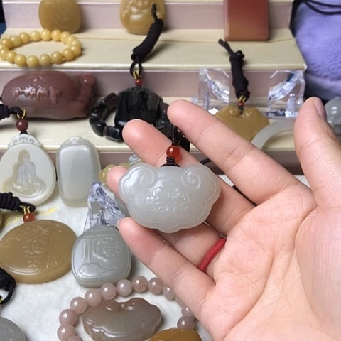 石英质玉未镶嵌颈饰