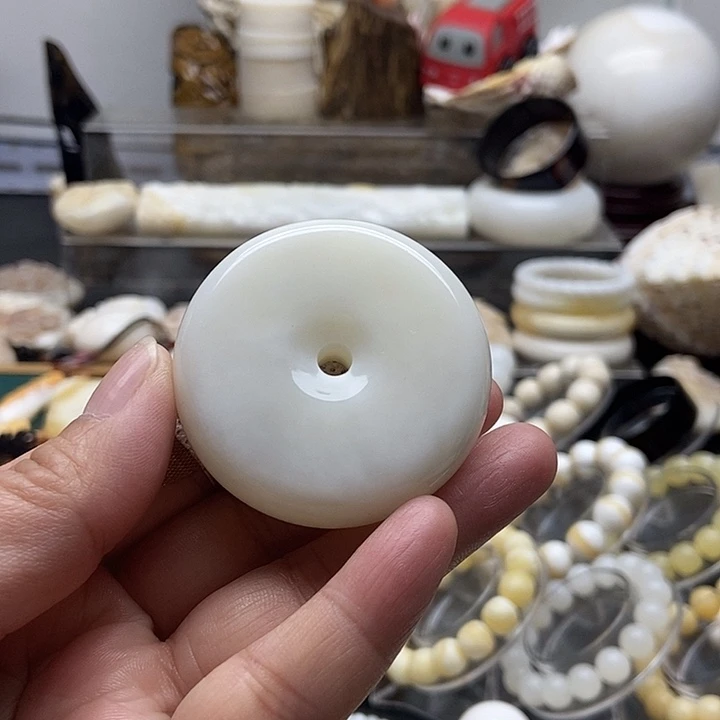 非金属贝壳半玉化大平安扣