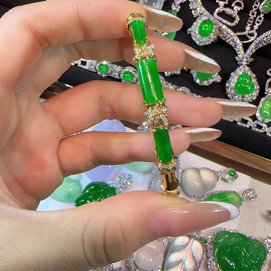 翡翠18K金镶嵌颈饰