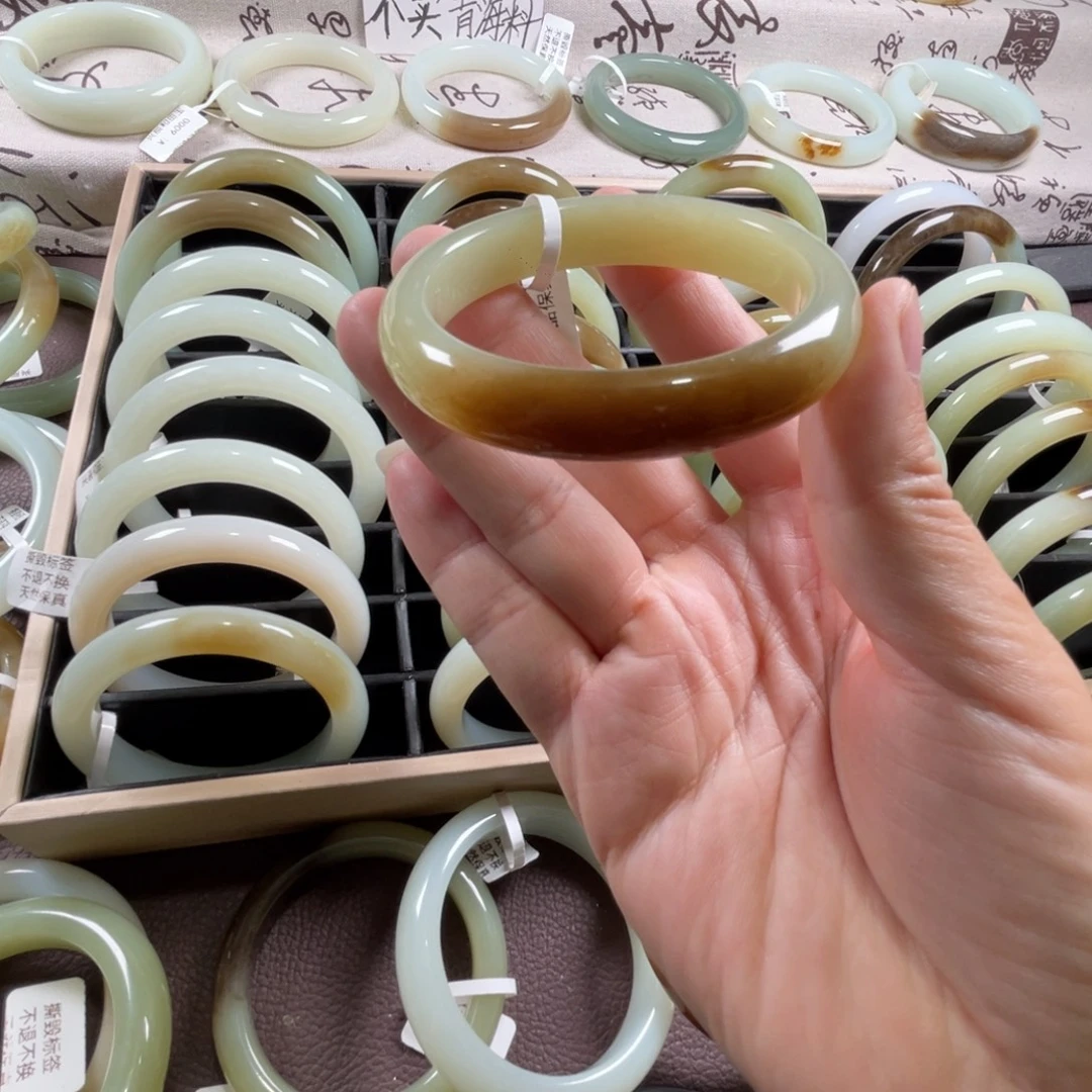 和田玉未镶嵌手镯