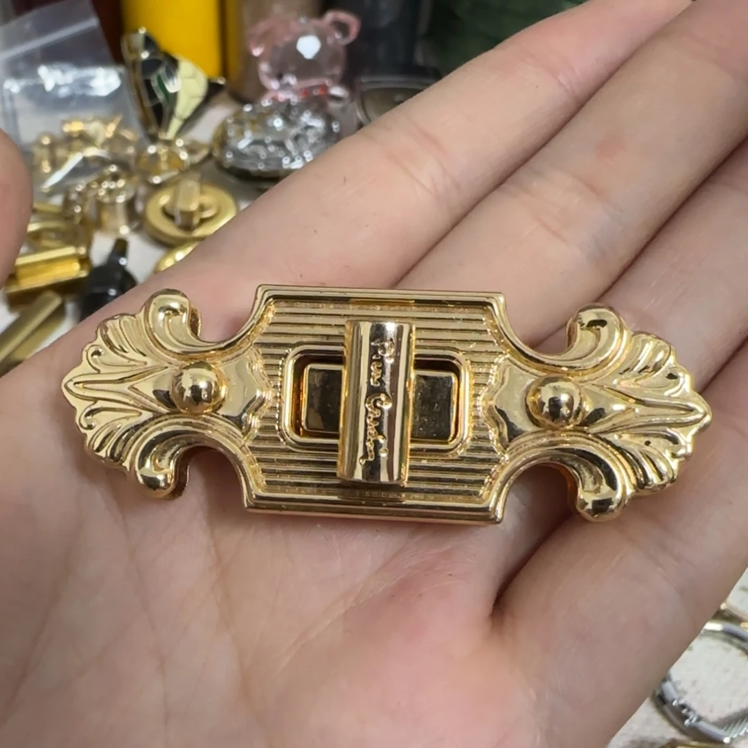 金色扭锁15元2个.
