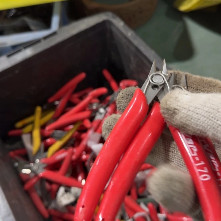 2把红色电子斜口钳子