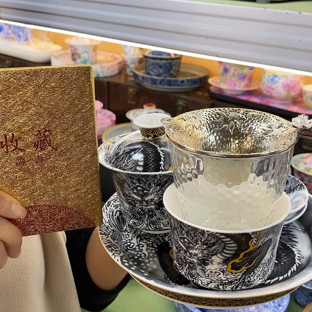 盖碗里的水煮开后放入