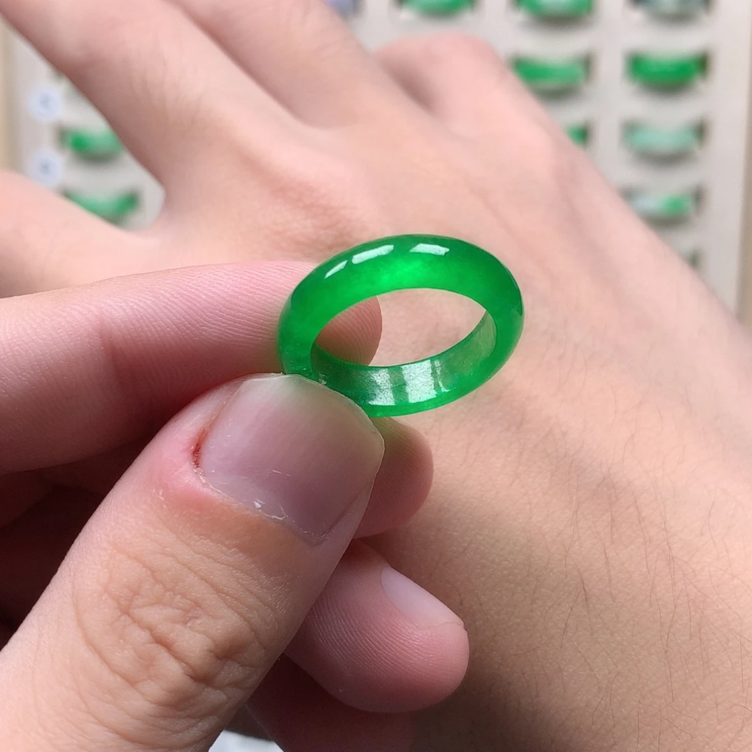翡翠未镶嵌戒指15圈口冰阳绿微瑕