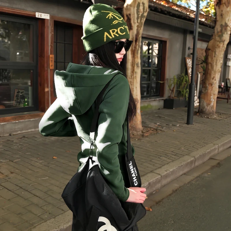 墨绿色修身显瘦连帽卫衣秋冬外套女爆款2025新款百搭拉链上衣即墨
