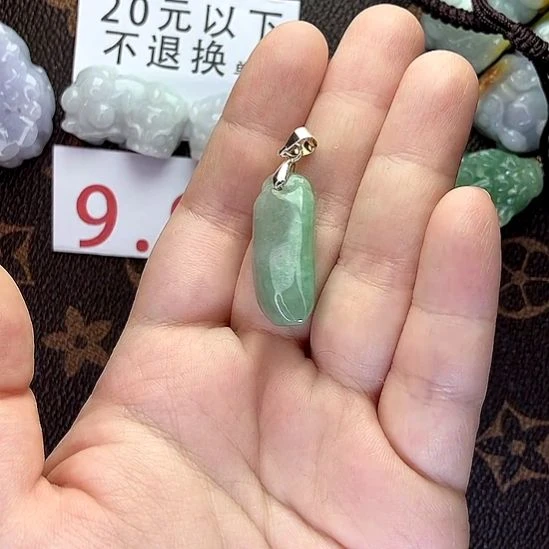 翡翠未镶嵌挂件瓜