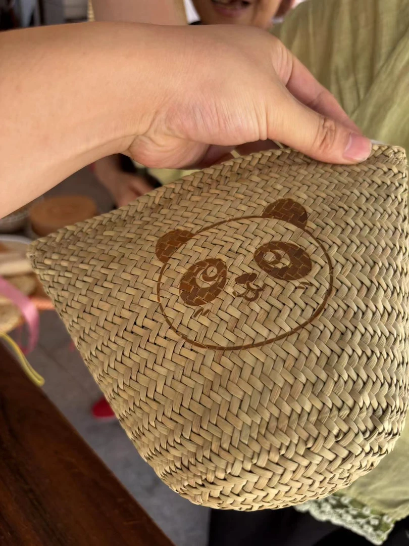 农家自制熊猫背包