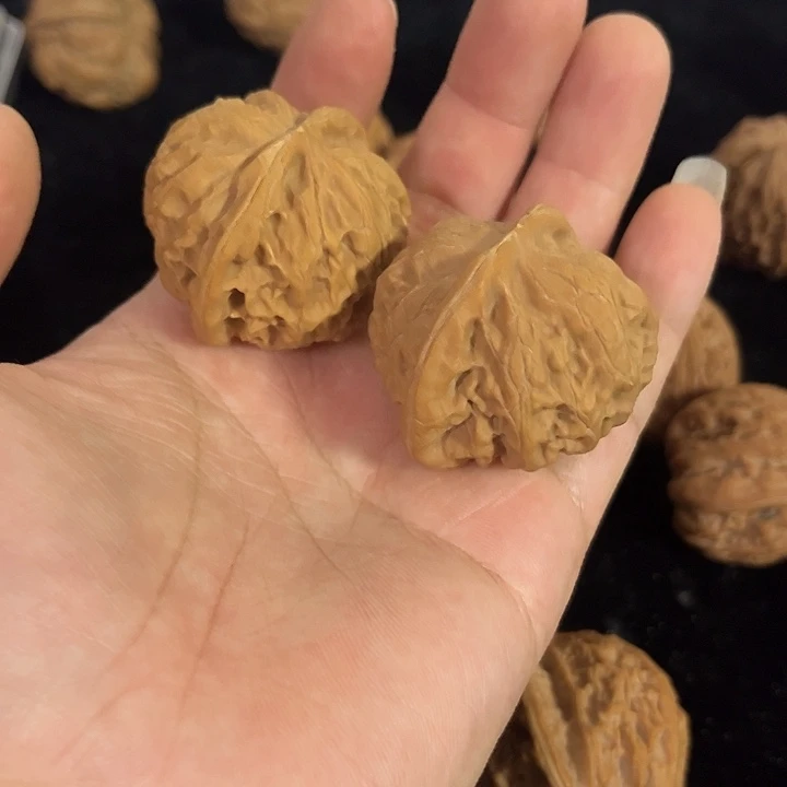 文玩核桃把件42左右瑕疵宫灯，编号016