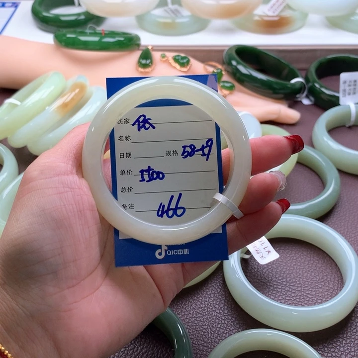 和田玉手镯未镶嵌一**依