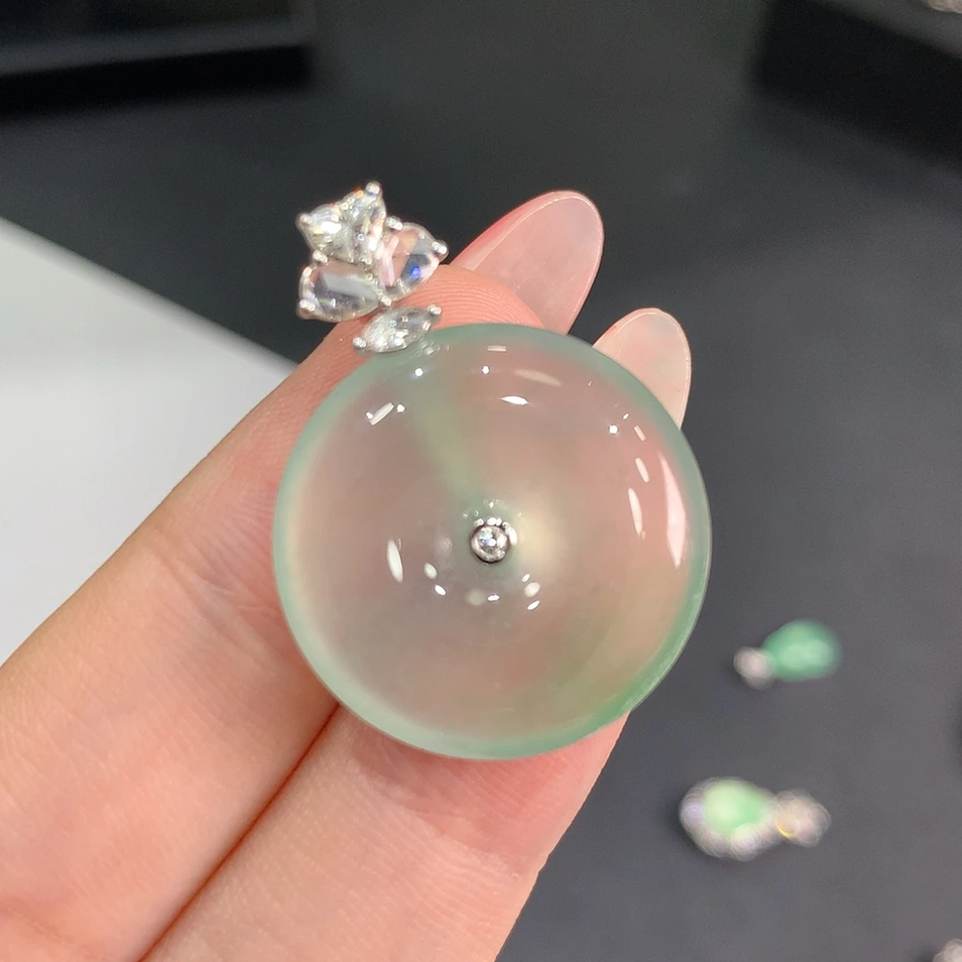 ****色翡翠18K金镶嵌颈饰平安扣