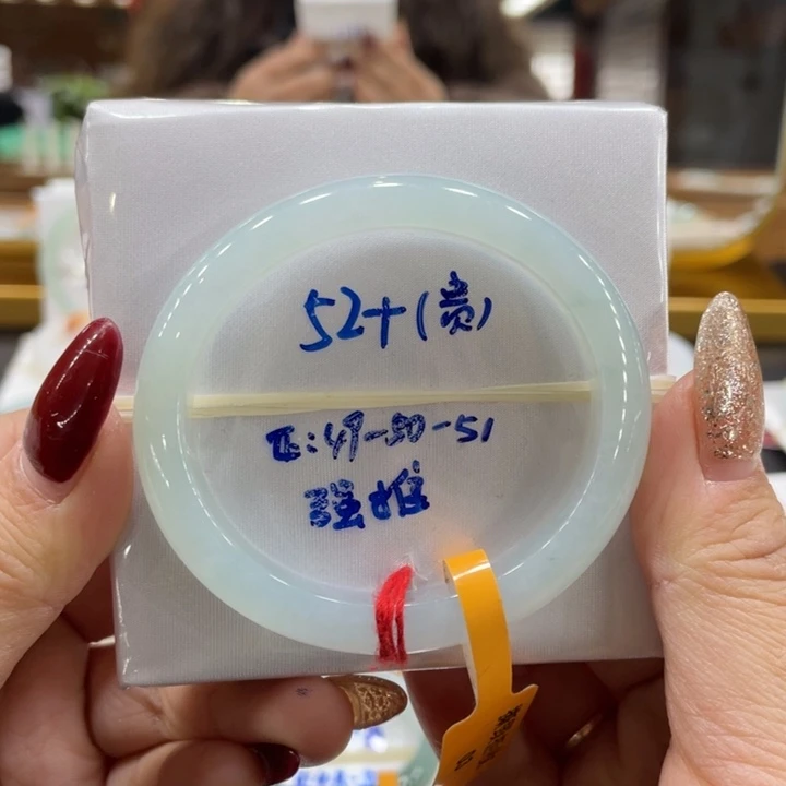 翡翠手镯未镶嵌翡翠