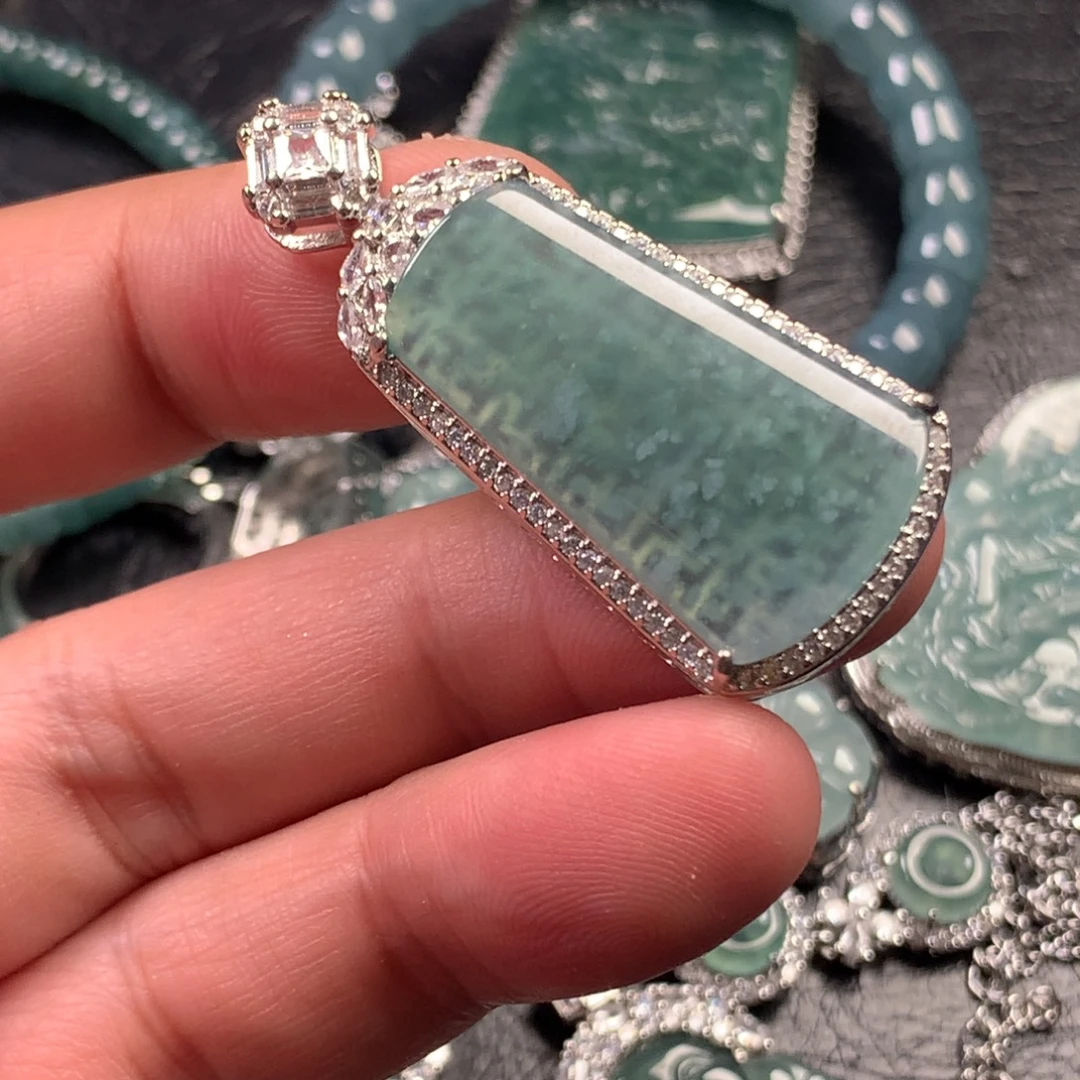 翡翠未镶嵌颈饰冰大无事牌