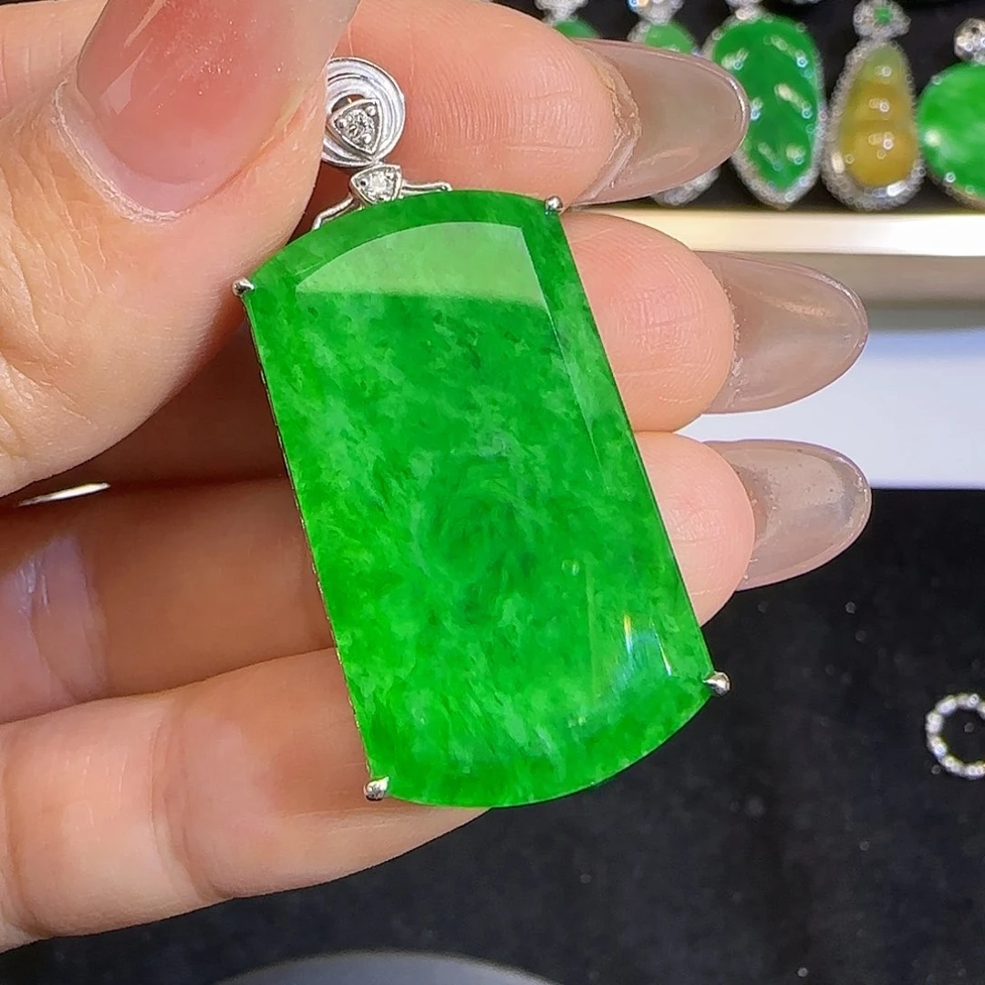 翡翠颈饰18K金镶嵌辣阳绿