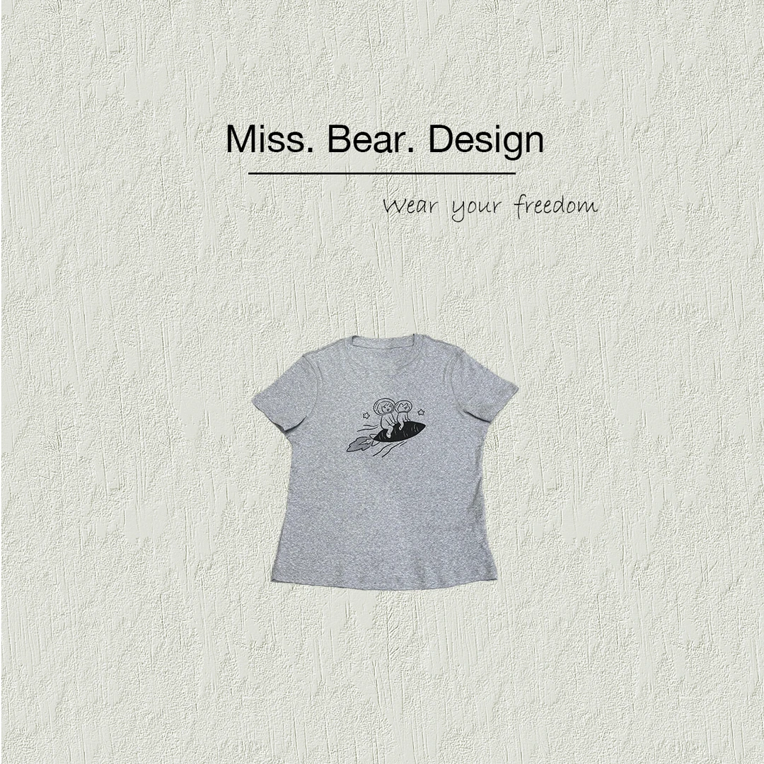 【MISS BEAR DESIGN】罗马画报卡通弹力显瘦T恤