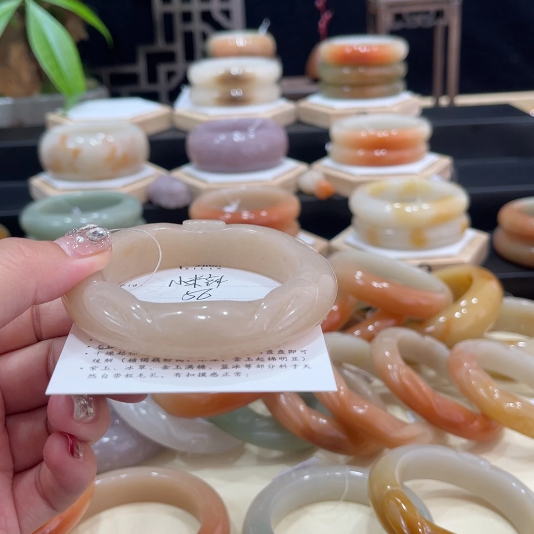 石英质玉手镯未镶嵌小*辣