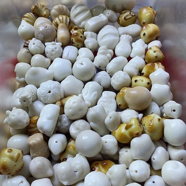 白玉菩提吊坠大瑕疵有裂象牙果雕刻件混八颗