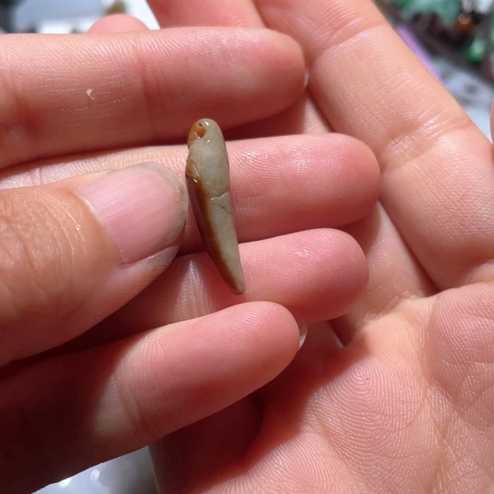 翡翠未镶嵌颈饰小**?天然