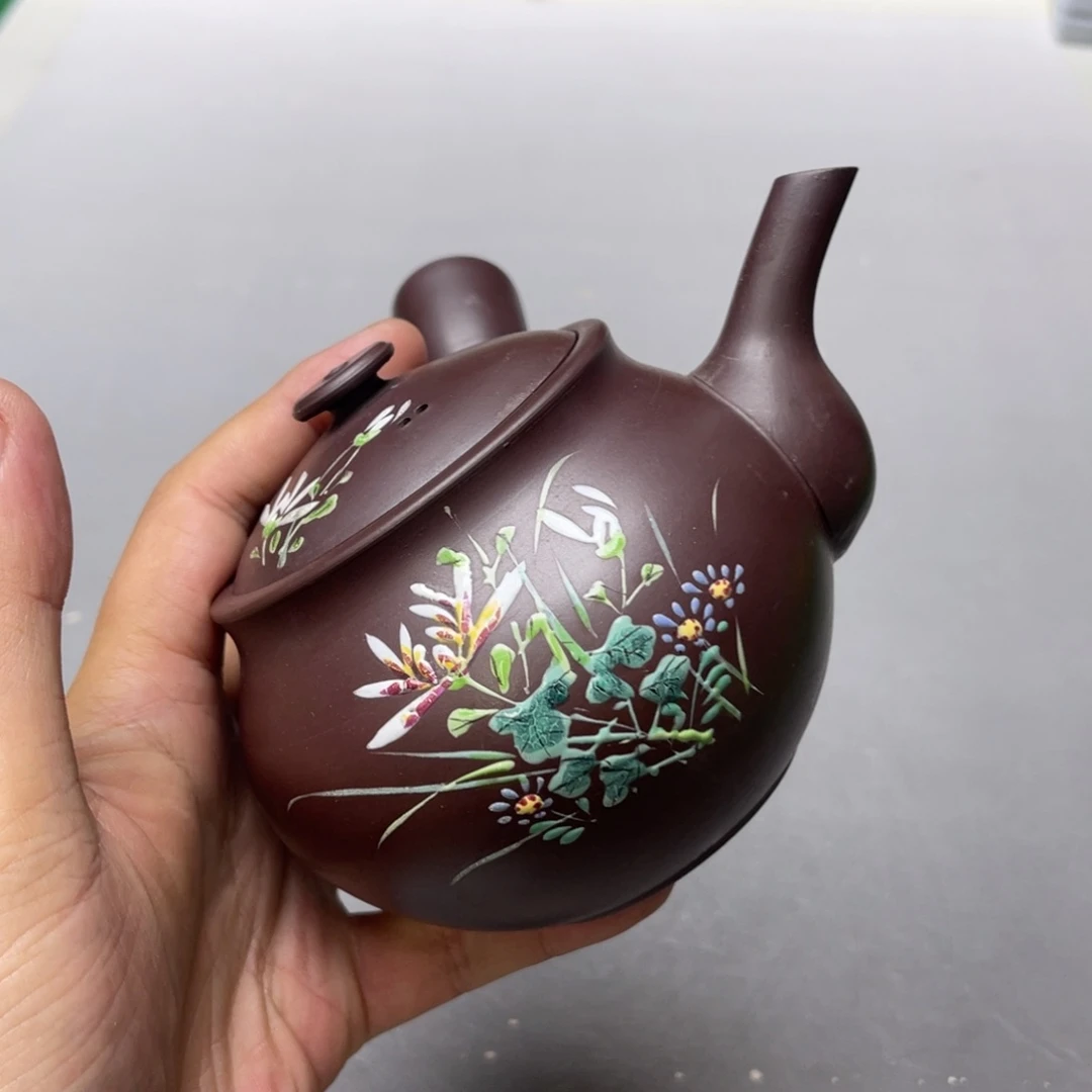 军***哥瓷片密密麻麻地铺满一