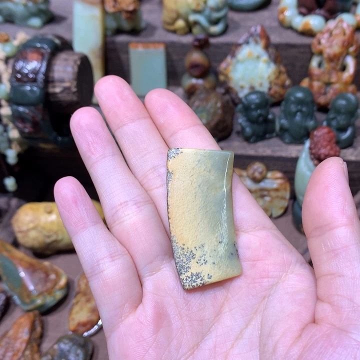 未镶嵌岫岩河磨玉（透闪石质玉）挂件