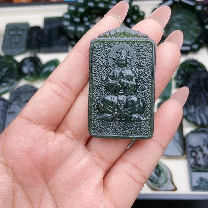 蛇纹石玉未镶嵌挂件泰山玉老奶奶