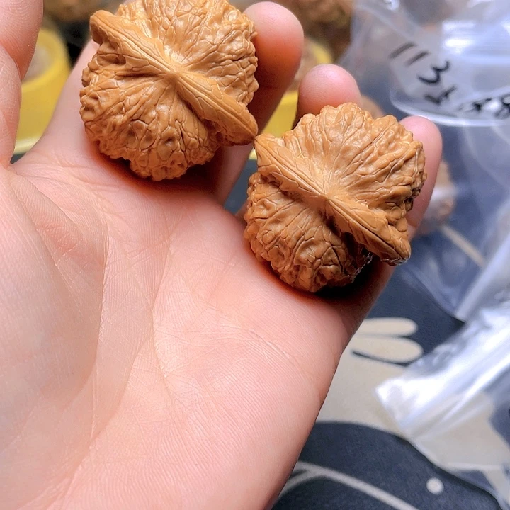 文玩核桃吊坠血麒麟