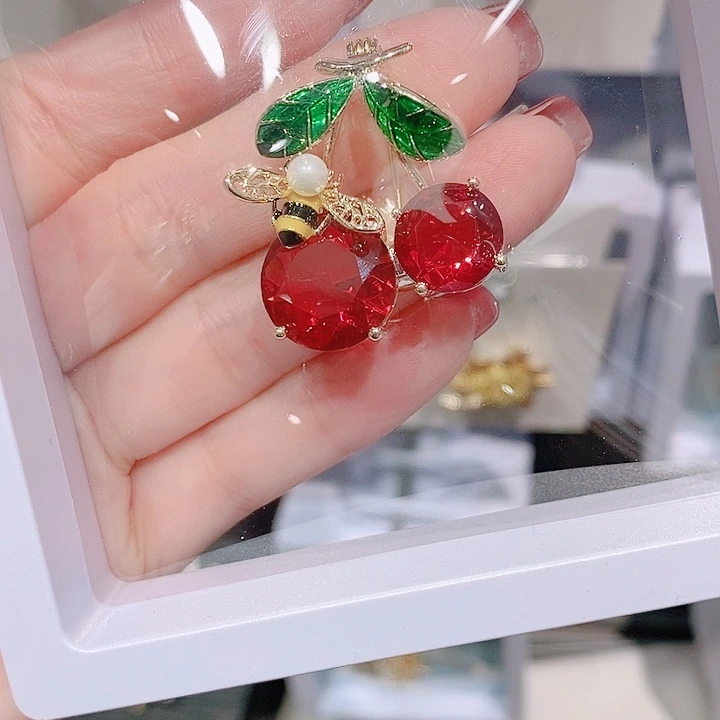 锆石铜合金樱桃胸针