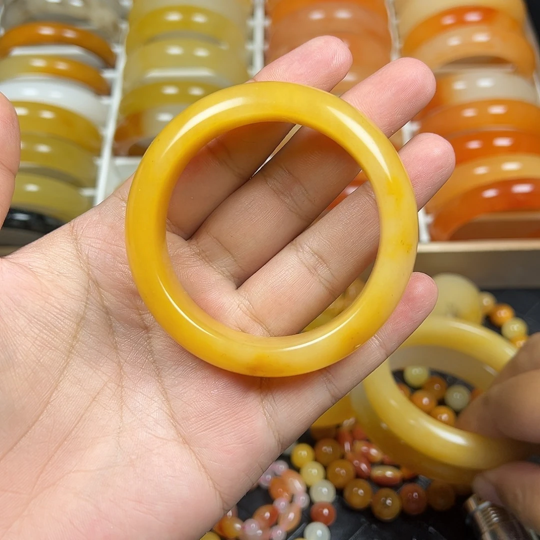 汪***泷石英质玉（黄龙玉）未镶嵌手镯