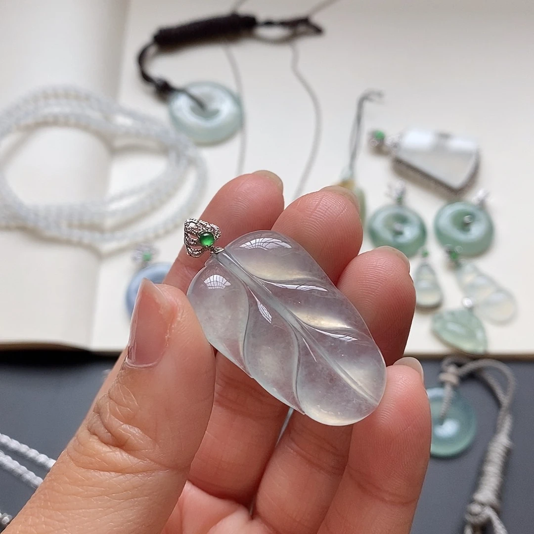 翡翠颈饰18K金镶嵌冰叶子