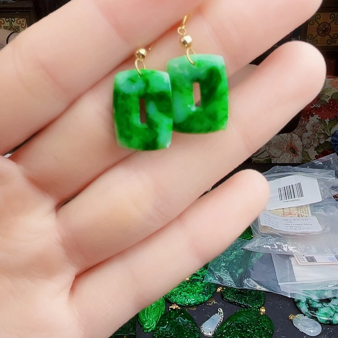 颈饰18K金镶嵌翡翠多样性