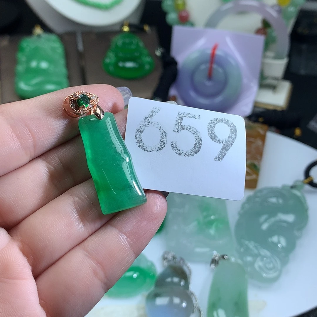 翡翠未镶嵌吊坠(赠链)