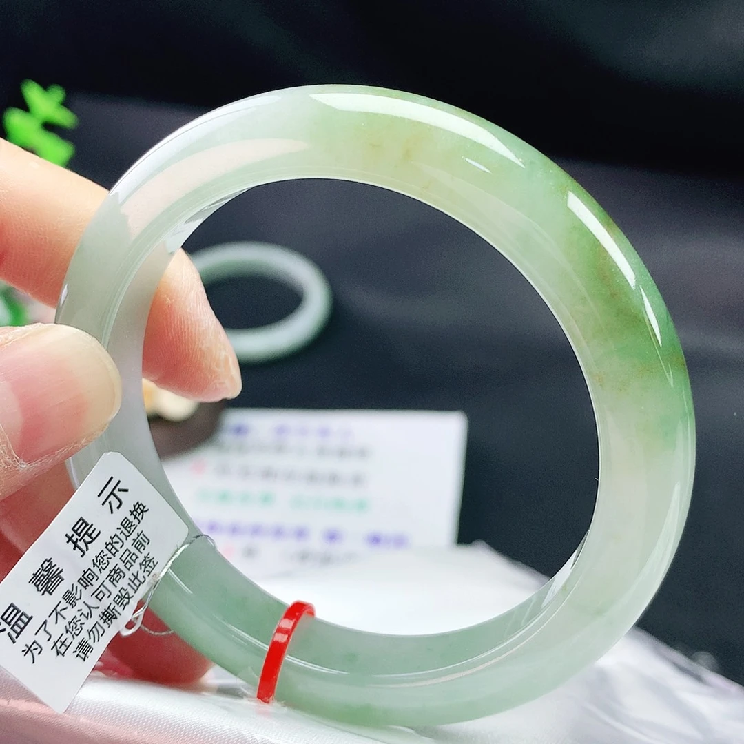 翡翠手镯未镶嵌55圈