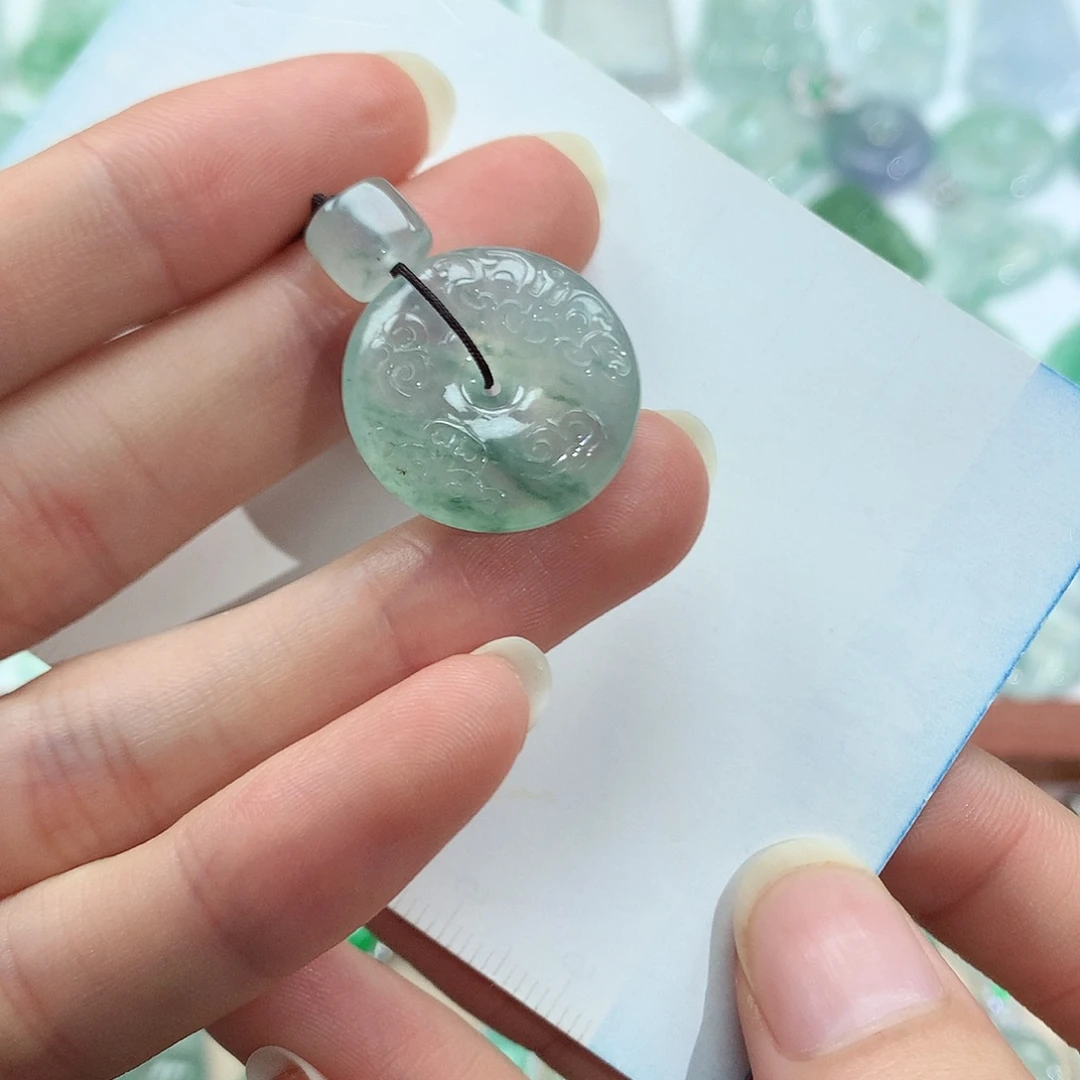 翡翠未镶嵌颈饰平安