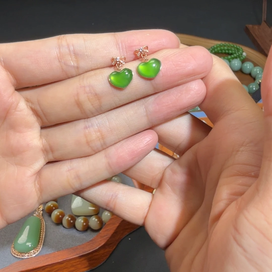 和田玉18K金镶嵌耳饰