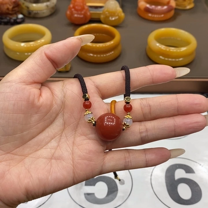 颈饰未镶嵌石英质玉