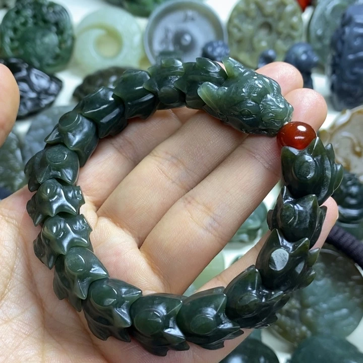 和田玉未镶嵌颈饰陈*