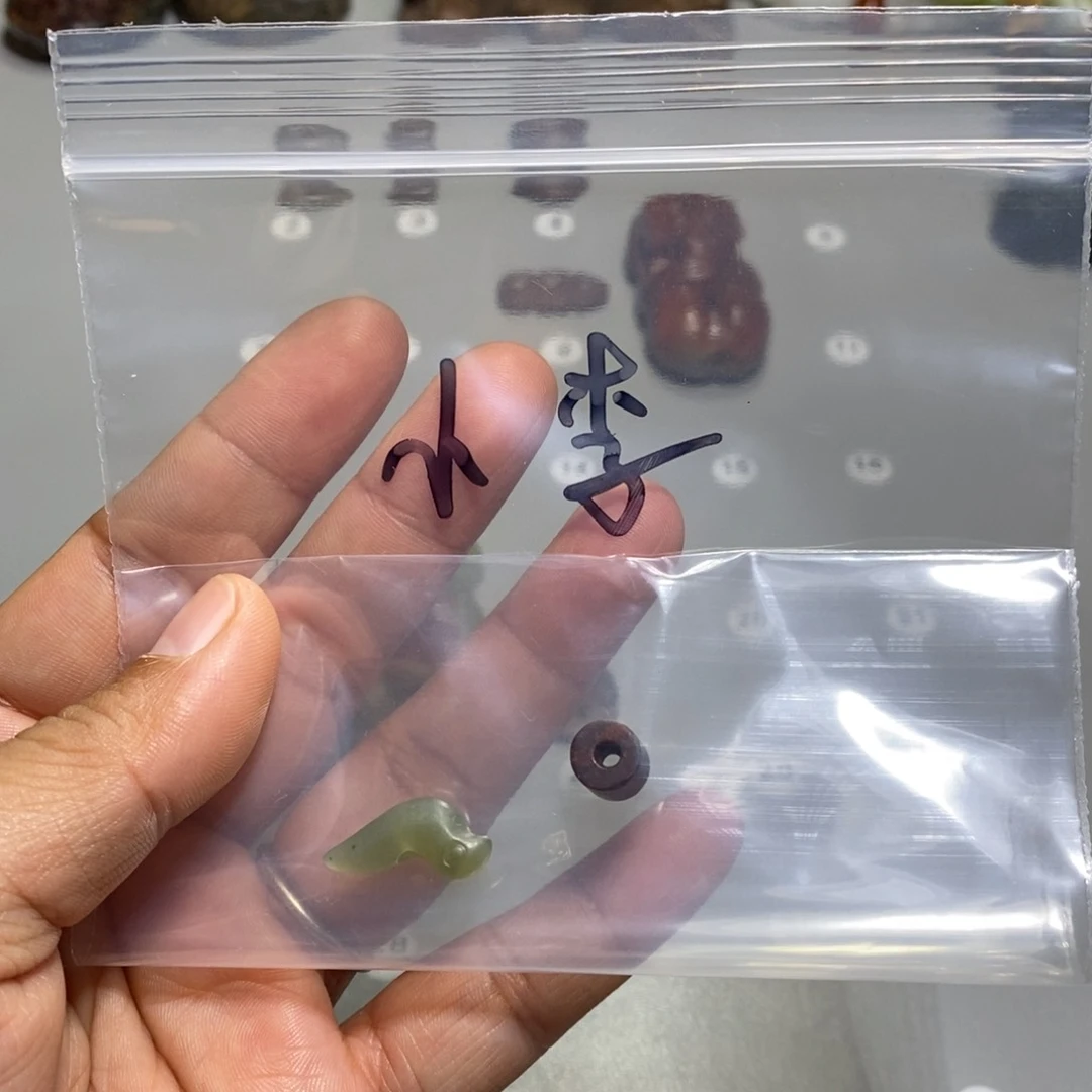 颈饰未镶嵌透闪石质玉*️***