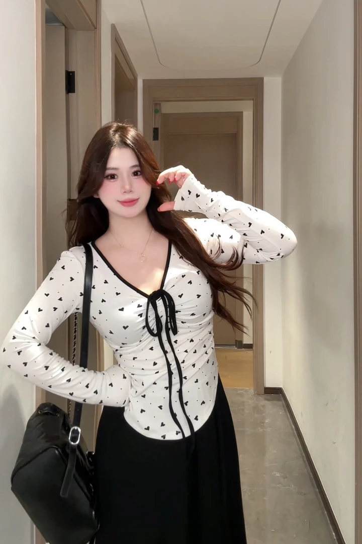 【惠珍】微胖mm法式少女撞色系带波点印花T恤v领修身纯欲上衣秋季