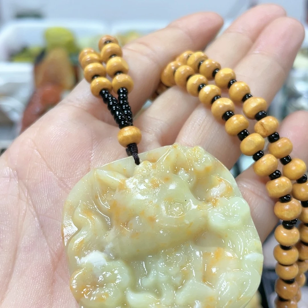 蛇纹石玉颈饰合金