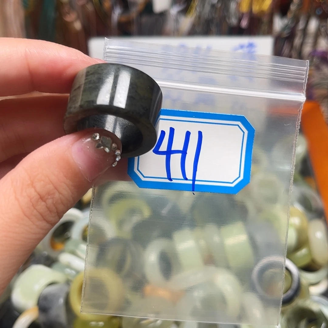 _***晚未镶嵌蛇纹石玉珠宝奇石