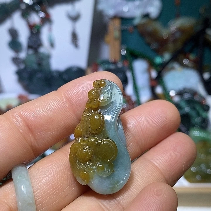 翡翠未镶嵌吊坠(赠链)